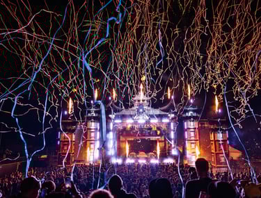 Foule de personne sous confettis devant le stage du festival Timeless