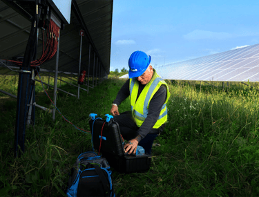 Sahada güneş paneli elektriksel ölçüm testi.