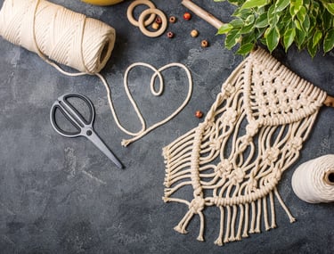 Tapiz de macramé hecho a mano con cuerda de algodón, cuentas de madera y otros materiales