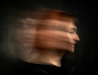 une photo portrait artistique en pose longue d'une femme