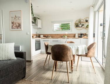 Appartement lumineux et ensoleillé avec de grandes fenêtres offrant vue sur l'extérieur