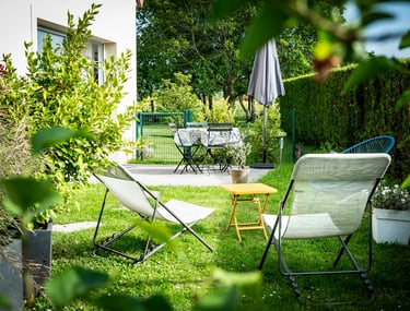 Jardin ensoleillé avec terrasse et végétation