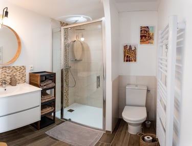 Salle de bain moderne et lumineuse.