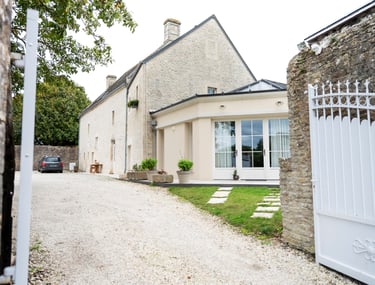 Maison en campagne avec une façade en pierre