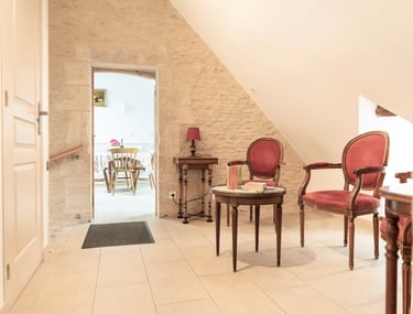 Salon lumineux et ensoleillé mansardé
