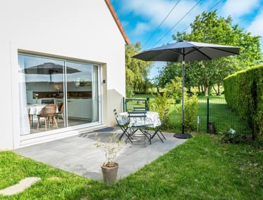 Terrasse ensoleillée d'une maison avec jardin