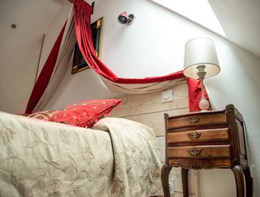 Table de chevet à côté du lit King size