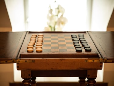 Petite table contenant un jeu d'échec