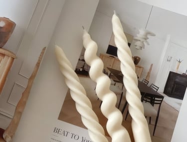 Bougie posée sur un livre