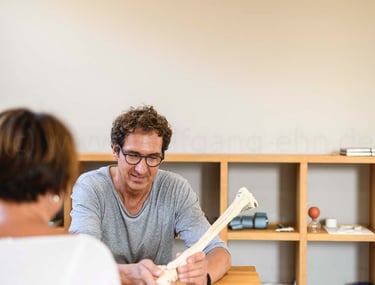 Wolfgang Kellner erklärt einen Patienten etwas