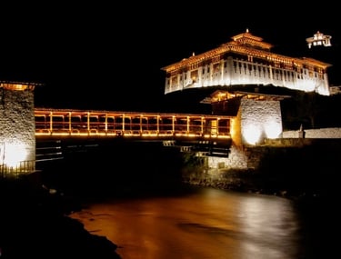 night-photography-with-cantillever-brdige-rinpung-dzong-fortress-national-museum-in-paro-valley