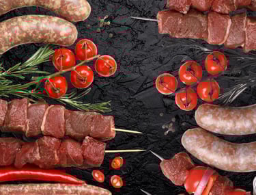Assortiment Viande halal crue : brochettes de bœuf, merguez et saucisses avec tomates cerises.