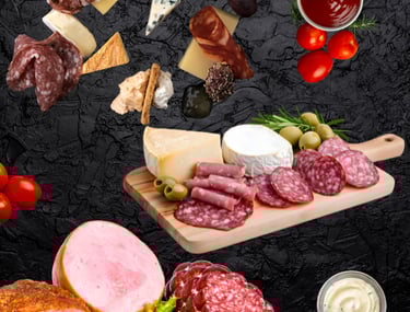 Plateau charcuterie et fromages : saucisson, jambon, fromages divers, olives et tomates cerises.