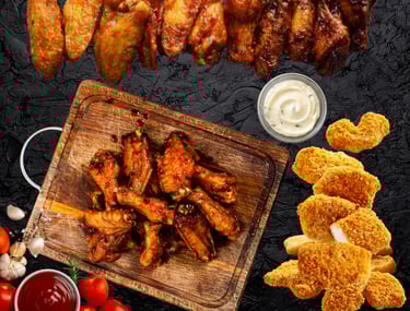 Produits halal surgelé : ailes marinées, nuggets panés et sauce sur planche en bois.