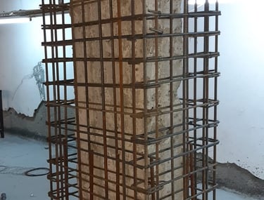 Bir yapının güçlendirme ve onarım aşamalarını gösteren fotoğraf.