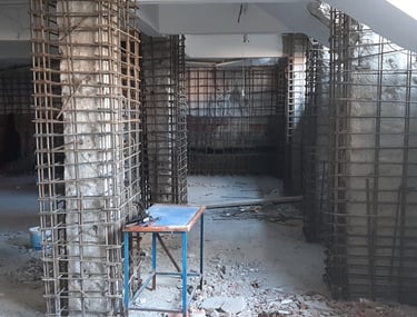 Bir yapının güçlendirme ve onarım aşamalarını gösteren fotoğraf.