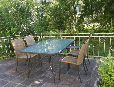 Esstisch auf der Terrasse mit Blick in den Garten
