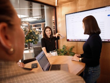Verslo portretai,  prefesionalios foto paslaugos, linkedin nuotraukos, darbuotojų, komercinė fotosesija. fotografas Vilniuje