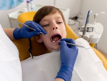 Niño siendo atendido en consultorio dental