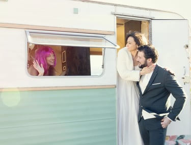 mariés souriant devant la caravane à Genève.