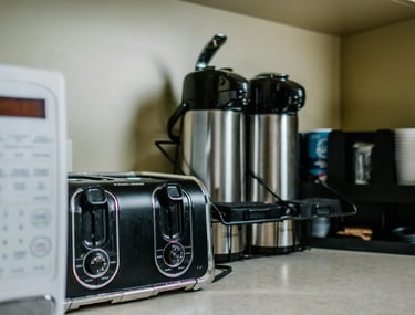 varios electrodomésticos como cafetera, horno de microondas y tostadora