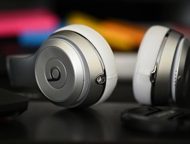 auriculares inalambricos blancos beats sobre una mesa