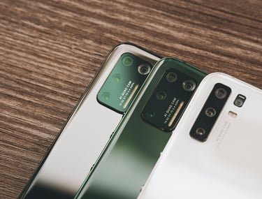 tres diferentes moviles sobre una mesa de madera