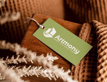Logo de marque de décoration sur une surface en bois rustique.