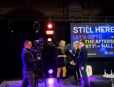 Kamera team filmt ein live interview mit Moderatorin Stine Nehrmann, Konferenz future of festival.