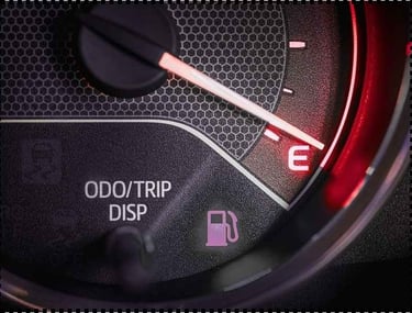 indicador de combustível do carro na reserva mostrando consumo elevado