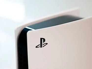 Playstation 5 se ve una parte y el fondo desenfocado en MBTECNIC