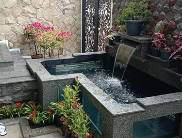 Dekorasi kolam hias untuk mempercantik halaman rumah lengkap dengan air tirai.