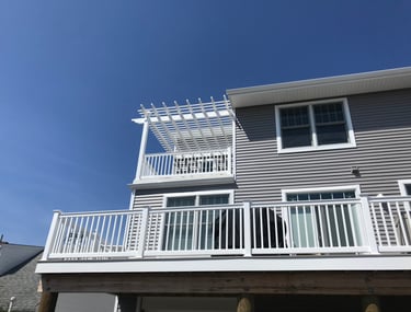Vinyl pergola system integrated into deck railing