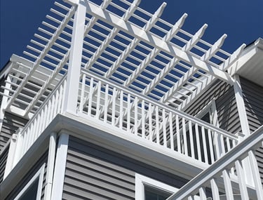 Vinyl pergola system integrated into deck railing