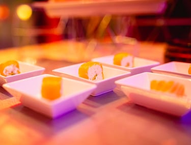 Détail culinaire lors d’un cocktail à Luxembourg avec service de sushi à l’Hôtel Royal.