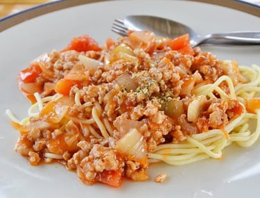 Macarrão Shirataki com bolonhesa, cogumelos e azeitonas