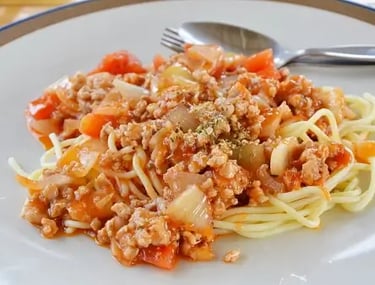 Macarrão Shirataki com bolonhesa, cogumelos e azeitonas