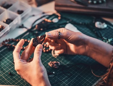 Joyero inspeccionando una piedra preciosa.