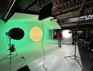 Tournage d'un clip de music dans un studio video sur un cyclorama fond blanc avec matériel lumière