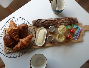 Petit déjeuner classique avec viennoiseries et produit laitier