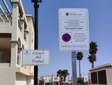 Instalación de señales de tráfico verticales en entorno urbano en Ibiza