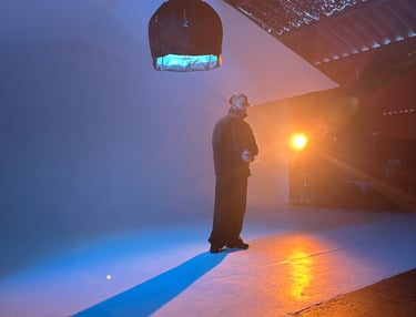 tournage sur fond blanc coloré du rappeur Souffrance - LES MOYENS