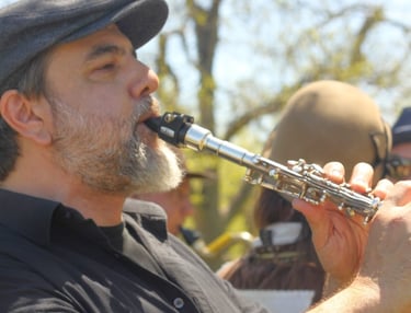 Ben Saffer playing clarinet during a Mazel Tov Kocktail Hour performance
