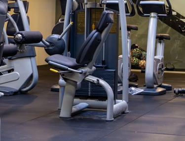 Attrezzature da palestra per allenamenti cardio e di forza nella palestra Move 2 Grow a Milano, con uno sfondo moderno e mini