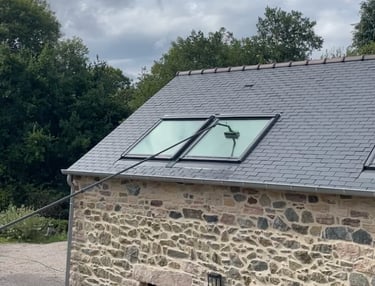Nettoyage de velux en Bretagne au sol avec perche télescopique et système d’eau pure efficace