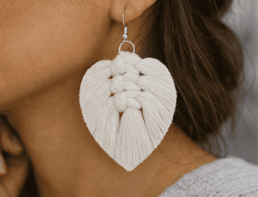 aretes tejidos a mano macramé con forma de hoja, nombre Ikaal, tejidos por kaalm mx