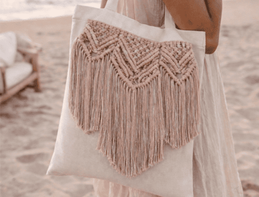 bolsa de manta con tejido macramé decorativo, tejido a mano por kaalm mx con fondo de playa