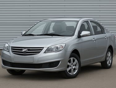 Lifan sedan prateado estacionado em frente a parede metálica, visto em ângulo três quartos, com grad