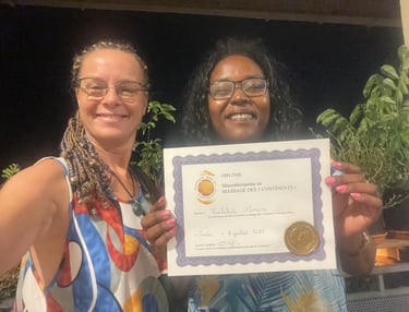caroline et son élève diplômé du massage des 5 continents