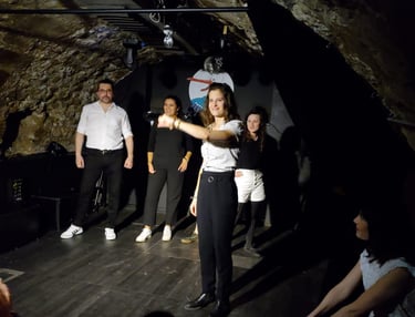 Laura Capit sur la scène de l'Improvibar à Paris